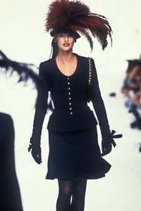 chanel-hc-fw-1994-17.thumb.jpg.6afc17443ae4efa6ca2ae662b23e3364.jpg