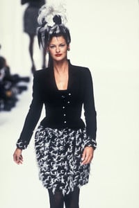 chanel-hc-fw-1994-6.thumb.jpg.0ffa6e6d8251651569a3f5b104747535.jpg