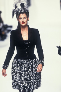 chanel-hc-fw-1994-7.thumb.jpg.9b21d1944cef698762c05a08dc14fa12.jpg