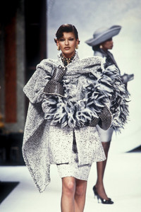 christian-dior-hc-fw-1992-2.thumb.jpg.8326478ea0e67c5a503a57c86f2f7dfe.jpg