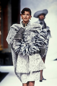 christian-dior-hc-fw-1992-3.thumb.jpg.b493ef5395b1ebe52f576c18224bdb73.jpg