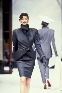 christian-dior-hc-fw-1992-4.thumb.jpg.2e50bfe3e8e6953a8822b04da1fabbfb.jpg