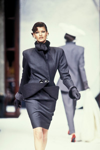 christian-dior-hc-fw-1992-5.thumb.jpg.86e630665a6342ca8f4178f3dbb456e6.jpg