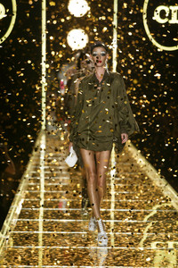 christian-dior-ss-2003-7.thumb.jpg.6746ee09911b10c6b989e96204260c08.jpg