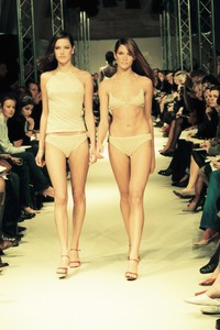 collette-dinnigan-ss-2001-1.thumb.jpg.49c1b28873c97958ca4f8a6456c130b0.jpg