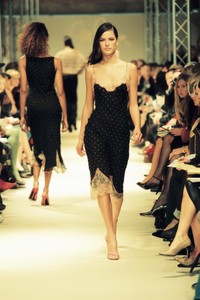 collette-dinnigan-ss-2001-2.thumb.jpg.553a64c9ceb7e9aeced70c77d4d5881f.jpg