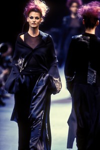 comme-des-garcons-fw-1992-3.thumb.jpg.4e17421d3120badb56ac02716cfa4bb2.jpg