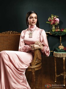 deepika-padukone-dazzles-with-tanishqs-jewels-of-royalty-11.jpg