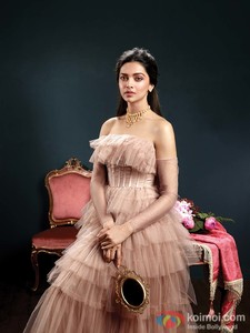 deepika-padukone-dazzles-with-tanishqs-jewels-of-royalty-2.jpg