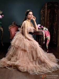 deepika-padukone-dazzles-with-tanishqs-jewels-of-royalty-8.jpg