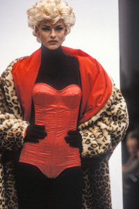 dolce-gabbana-fw-1991-5.thumb.jpg.047d543220c7e539fa1d5f77a7353e37.jpg