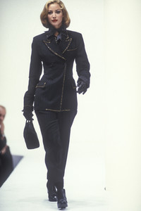 dolce-gabbana-fw-1992-1.thumb.jpg.0457c197501e77cf4539abe063d62b4d.jpg