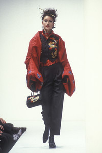 dolce-gabbana-fw-1992-11.thumb.jpg.a5aed6c59dff0ef9258e808cac358c38.jpg