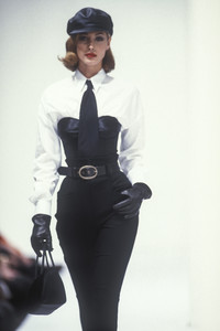 dolce-gabbana-fw-1992-33.thumb.jpg.a41f307381dfd5c34b66a0b2ab2555cf.jpg