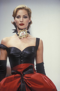 dolce-gabbana-fw-1992-56.thumb.jpg.3cbfb2ba547e564a3d8b830fe7100ff4.jpg