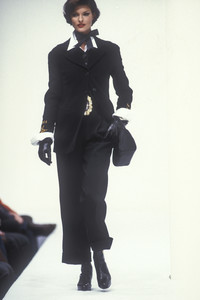 dolce-gabbana-fw-1992-9.thumb.jpg.0ee13158b7cc2e4df7053e7bb7eaf635.jpg