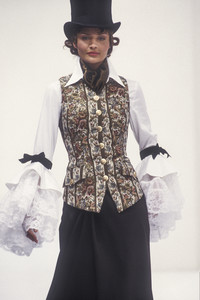 dolce-gabbana-fw-1993-14.thumb.jpg.191b51f2e8a1f7281cb0ef30046bb565.jpg