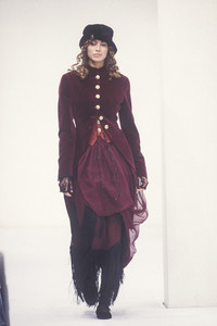 dolce-gabbana-fw-1993-17.thumb.jpg.bafa366ce0bffc97cdcd84d2736efbfb.jpg