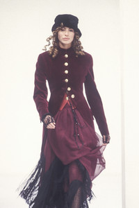 dolce-gabbana-fw-1993-18.thumb.jpg.751c0c083755687a27d06d86ae0728f8.jpg