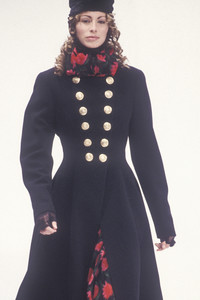 dolce-gabbana-fw-1993-7.thumb.jpg.6ec9e71c9fa033670bfb126bbd6d41d4.jpg