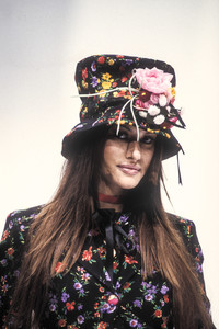 dolce-gabbana-ss-1993-19.thumb.jpg.1592fa313926b79a1e2fd4619420c364.jpg