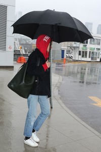 doutzen-kroes-seen-at-the-airport-in-toronto-canada-0.thumb.jpg.b77c20b9c4f722bf619ac23292f58dcf.jpg