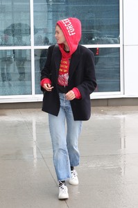 doutzen-kroes-seen-at-the-airport-in-toronto-canada-1.thumb.jpg.f5a9f81500e4b2083a2ac59b720a8568.jpg