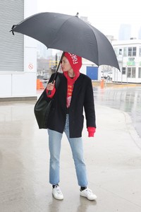 doutzen-kroes-seen-at-the-airport-in-toronto-canada-2.thumb.jpg.fdad0d495b42137cefc31892b6436d3f.jpg