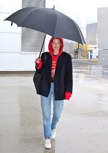 doutzen-kroes-seen-at-the-airport-in-toronto-canada-5.thumb.jpg.9b9324034508807ec7923f0d50dfce2e.jpg