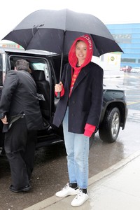 doutzen-kroes-seen-at-the-airport-in-toronto-canada-6.thumb.jpg.88f7718daa933d351a029342ec3e42c2.jpg