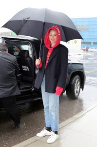 doutzen-kroes-seen-at-the-airport-in-toronto-canada-7.thumb.jpg.4074bd6133827620f1e530d81ac1a108.jpg