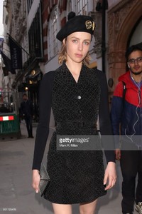 edie_alaia_26apr18_gettyimages_3.thumb.jpg.93bd5a42d9833dc0f0145e27d1480474.jpg