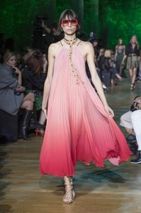 elie-saab-rs18-0978.thumb.jpg.05329761509207a8aab554f9d919e9c2.jpg