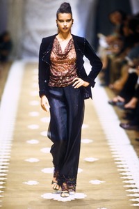 emanuel-ungaro-hc-fw-1999-1.thumb.jpg.8f4ef3530e519213bb190ec8d5df53dc.jpg