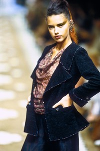 emanuel-ungaro-hc-fw-1999-2.thumb.jpg.666023a27b17b13bde98f60453c1e701.jpg