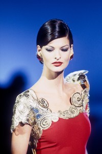 gianfranco-ferre-fw-1992-6.thumb.jpg.e73100f508deb8cbb3bedcd8d22288db.jpg