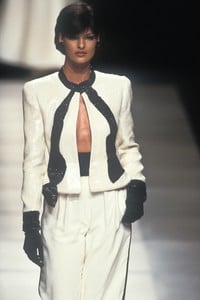 giorgio-armani-fw-1992-5.thumb.jpg.b6de426e08d7a7d8760efbf65f75d692.jpg