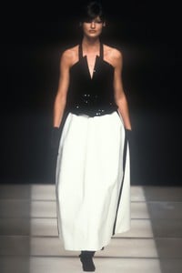 giorgio-armani-fw-1992-6.thumb.jpg.db84d99efab29c0c3e0c0892dea13314.jpg