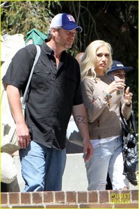 gwen-stefani-blake-shelton-take-her-kids-to-the-park-01.thumb.jpg.2a18b46c88ecc6b388ceb713a9d2fbc5.jpg