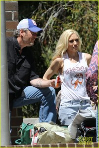 gwen-stefani-blake-shelton-take-her-kids-to-the-park-03.jpg