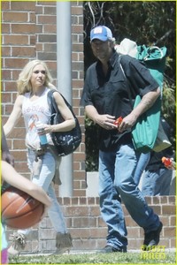 gwen-stefani-blake-shelton-take-her-kids-to-the-park-05.jpg