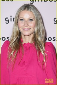 gwyneth-paltrow-goes-pretty-in-pink-for-girlboss-rally-08.jpg