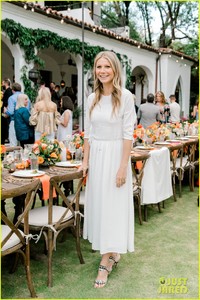 gwyneth-paltrow-reveals-she-went-into-dark-place-when-she-had-postpartum-depression-01.jpg