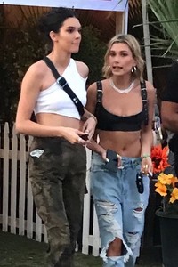 hailey-baldwin-and-kendall-jenner-coachella-2018-0.thumb.jpg.afdaef2731cfc2128de0b5b381803cc2.jpg