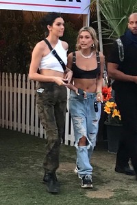 hailey-baldwin-and-kendall-jenner-coachella-2018-1.thumb.jpg.4ea9c85bea5a325e23e640a343a1c032.jpg