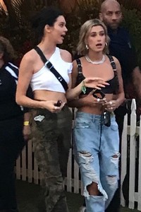 hailey-baldwin-and-kendall-jenner-coachella-2018-2.thumb.jpg.71d911542ce824ac9d595bc72015d5b1.jpg