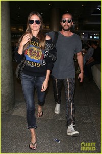 heidi-klum-tom-kaulitz-land-in-la-after-romantic-getaway-01.jpg