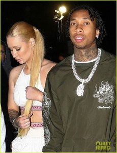 iggy-azalea-tyga-fuel-romance-rumors-at-coachella-04.jpg