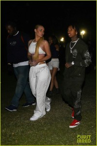 iggy-azalea-tyga-fuel-romance-rumors-at-coachella-05.jpg