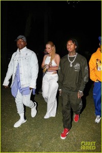 iggy-azalea-tyga-fuel-romance-rumors-at-coachella-06.jpg